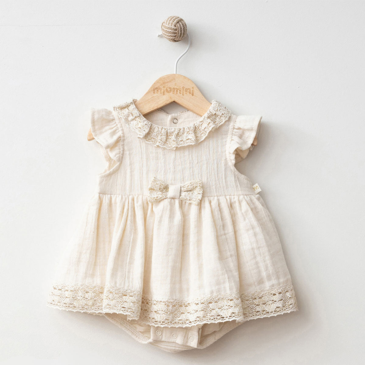 miomini 3-12 aylık kız bebekler için müslin simli romper, kolları fırfırlı ve belinde kurdele detayları olan bebek çıtçıtlı body fotoğrafı